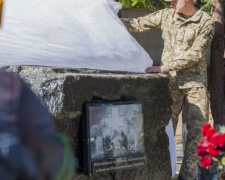 В Мариуполе появился памятник погибшим военным медикам (ФОТО)
