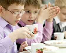 В Мариуполе часть школьников и детсадовцев начнут кормить бесплатно