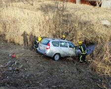 Авария на Заречной улице: в Мариуполе «Lada Priora» слетела с обрыва в реку