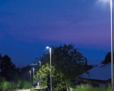 Освещают тротуар и дорогу: в центре Мариуполя установили экономичные светильники