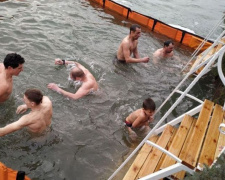 Побережье с крещенскими купелями посетили 9000 мариупольцев (ФОТО)