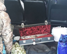 Находка класса «люкс»: на КПВВ под Мариуполем изъяли инструмент за полмиллиона гривен (ФОТО)