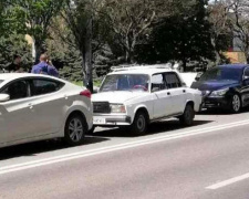 В Мариуполе, пропуская пешеходов, столкнулись три автомобиля