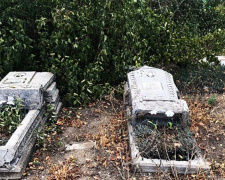 На кладбище в районе Мариуполя орудуют вандалы: разрушены пять могил (ФОТО)