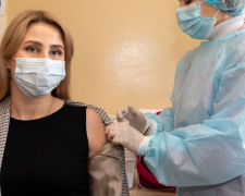 Секретарь Мариупольского горсовета сделала прививку от COVID-19 и призвала всех вакцинироваться