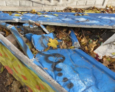 Акт вандализма в центре Мариуполя. Разрушено панно «Жизнь прекрасна» (ФОТОФАКТ)