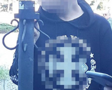 В Мариуполе несовершеннолетние вандалы разбили плафоны на площади Воинов-освободителей (ФОТО)