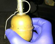 Мариуполец нашел гранату в своей машине (ФОТО)