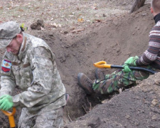У детской площадки в центре Мариуполя обнаружены останки трёх немецких солдат (ФОТО)