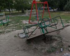 В Мариуполе дети вандалят на детской площадке - сломали карусель и устроили драку