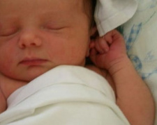 У роддома в Мариуполе нашли новорожденного с запиской от матери
