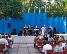 Мариупольцы празднуют День Конституции под джаз (ФОТО+ВИДЕО)