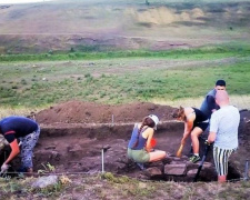 Мариупольцы нашли остатки жилищ, посуды и орудий труда эпохи поздней бронзы (ФОТО)