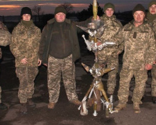 На Мариупольском направлении военные собрали елку из прилетевших боеприпасов боевиков (ФОТО+ВИДЕО)