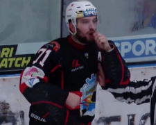 Скандал в УХЛ: украинские хоккеисты требуют наказать спортсмена за расизм