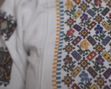 Сотни мариупольцев под открытым небом посмотрели документальный фильм об истории вышиванки (ФОТО)