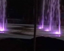 В Мариуполе «затанцевал» новый фонтан в Театральном сквере (ВИДЕО)