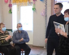Мариупольской организации для людей с инвалидностью вручили подарок к 30-летию
