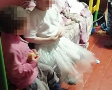 Пьяная мать и ножи вместо игрушек: в Мариуполе малыши живут в антисанитарных условиях (ФОТО)