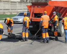 Стал известен масштаб затрат на реставрацию разбитых дорог Мариуполя (ФОТО+ВИДЕО)