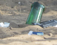 Пляжи Мариуполя захлестнула мусорная эпидемия (ФОТОФАКТ)