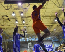 Футболисты против баскетболистов: в Мариуполе прошел уникальный «Матч Звезд» (ФОТО)