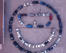 Ко Дню молодежи: в Мариуполе создали гигантский смайл из машин (ФОТО+ВИДЕО)