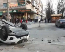 ДТП на перекрестке в Мариуполе: перевернулась иномарка (ФОТО+ВИДЕО)