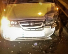 ДТП на Набережной: в Мариуполе автомобиль столкнулся с легковушкой и врезался в отбойник