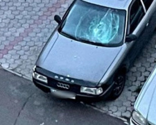 В центре Мариуполя хулиган разбил чужой автомобиль