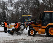 В Мариупольском районе застрял автобус. Что делается для расчистки дорог от снега?