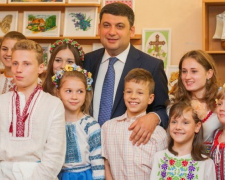 Владимир Гройсман посетил детский дом в Мариуполе и поздравил детей с праздником (ФОТО)