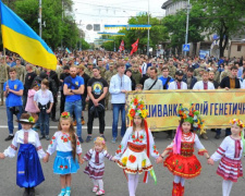 Парад, конкурс нарядов и мелодии бандуры: в Мариуполе масштабно отпразднуют День вышиванки (ФОТО)