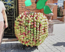В Мариуполе освятили огромное яблоко (ФОТОФАКТ)
