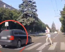 В Мариуполе водители ездили на «красный» и не пропускали пешеходов