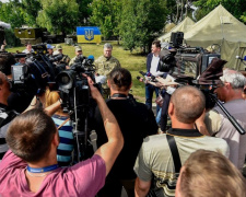 Порошенко отбыл в Америку, а в прессе обсуждают введение военного положения в Мариуполе и Донбассе (ФОТО)