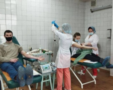 Мариупольцы помогают кровью и продуктами военным и гражданским