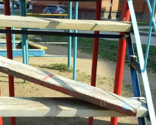 В Мариуполе неустановленные лица напали на детские городки 