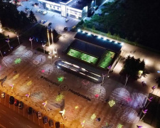 Лазерный листопад на площади Свободы в Мариуполе показали с высоты
