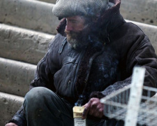 На улице в Мариуполе едва не замерз бездомный
