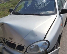 В Мариуполе автомобиль въехал в столб: есть пострадавший