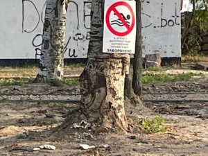 Купаться запрещено: на мариупольском пляже появилась предупреждающая табличка