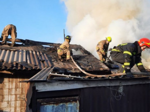 В Мариуполе утром вспыхнул пожар в одноэтажном доме на три квартиры