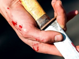 Ножевое ранение в живот получил юноша в Мариуполе (ДОПОЛНЕНО)