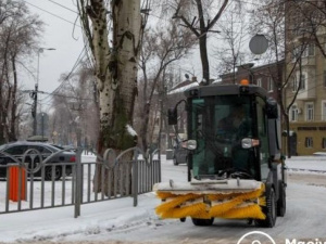 Для уборки снега в Мариуполе задействовали спецтехнику