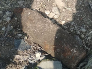 На мариупольском перекрестке нашли артиллерийский снаряд времен Второй мировой войны