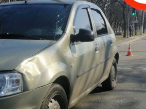 Переходил дорогу на «красный»: в Мариуполе пешеход попал под машину