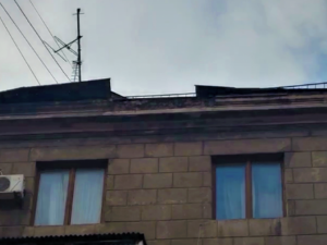 «Крышу срывает»: в Мариуполе ветер повредил металлоконструкции на 15-метровой высоте