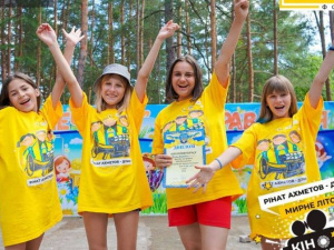 Детей Донбасса оздоравливают в современном лагере и дарят мирное небо