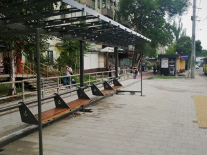 «Остановка на миллион». В Мариуполе появляются новые павильоны ожидания общественного транспорта
